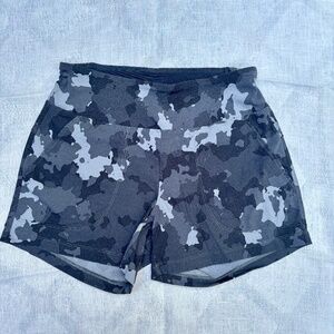Mountain HardWear Dynama Shorts XS Grey Camo Print